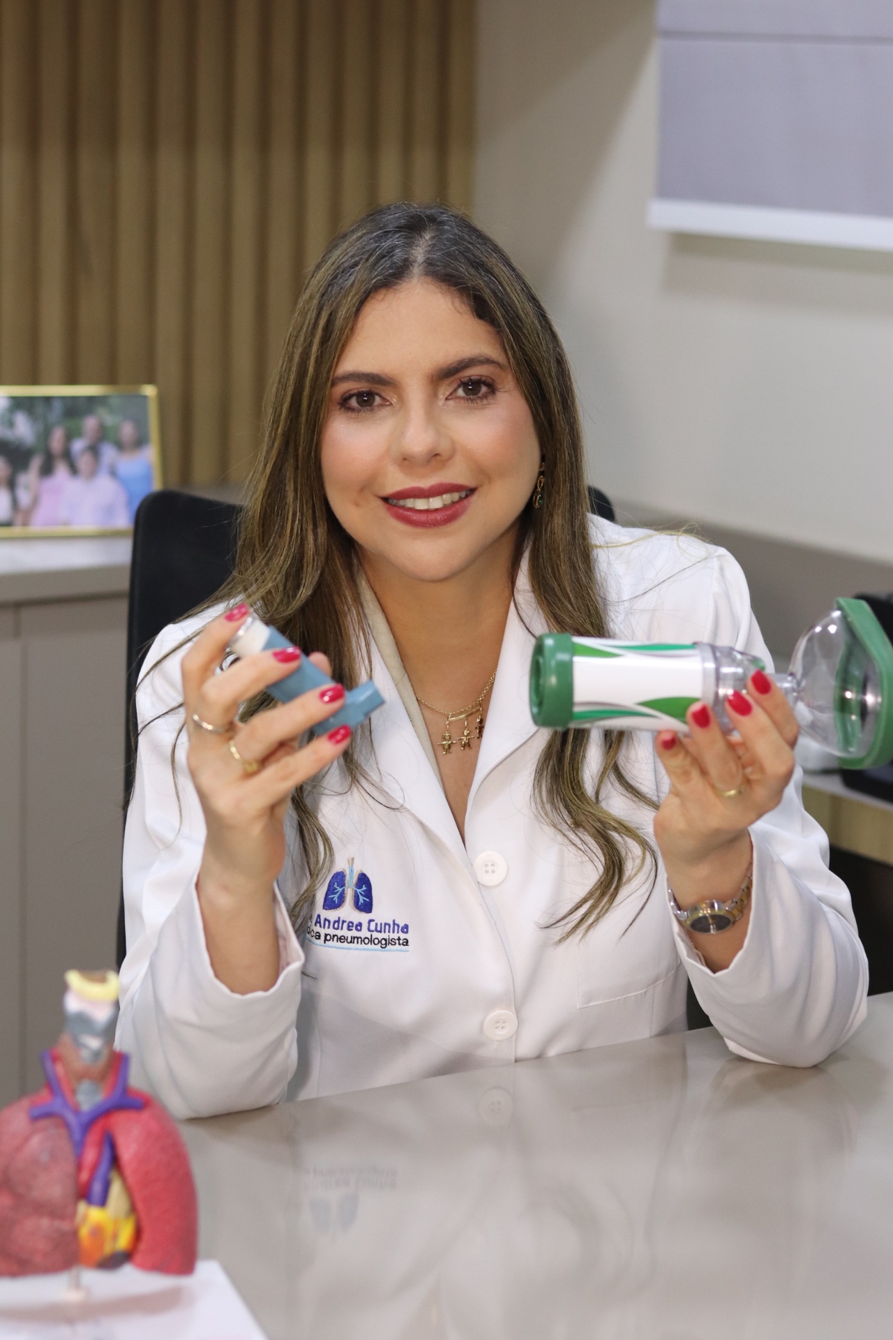 Dra. Andrea no consultório